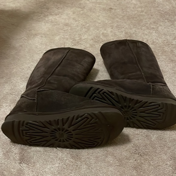 Brown Uggs in size 7. Good condition and ready for next owner. - Picture 5 of 5